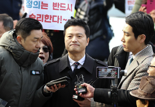 단호한 표정의 김태우 청와대 특별감찰반의 민간인 사찰 의혹을 제기한 김태우 전 검찰 수사관이 청와대가 고발한 사건의 조사를 받기 위해 12일 오전 경기 수원지검으로 출석 후 취재진 질문을 듣고 있다.  연합뉴스